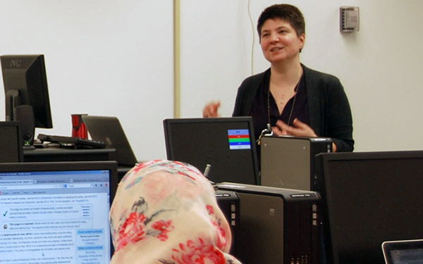 Woman lecturing class in computer lab